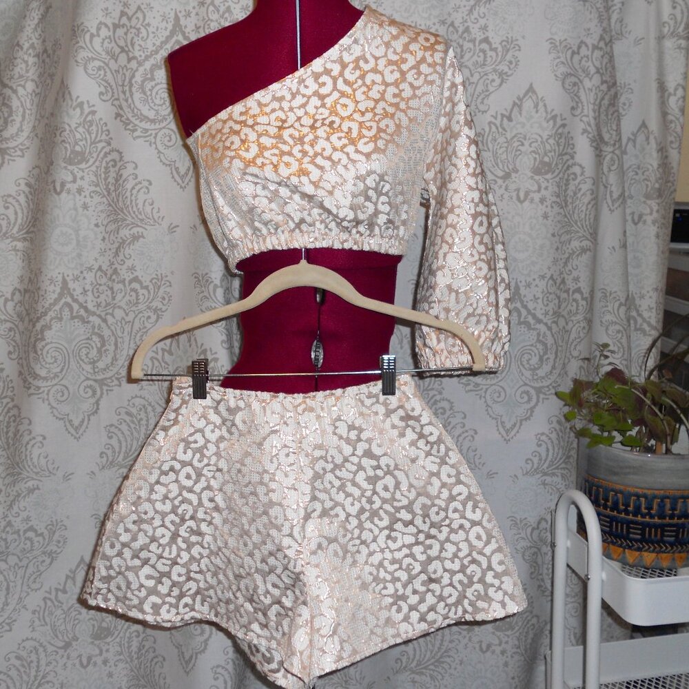 PrettyLittleThing Shorts Set One Shoulder Top 0 Flared Shorts 2 Cream/Gold